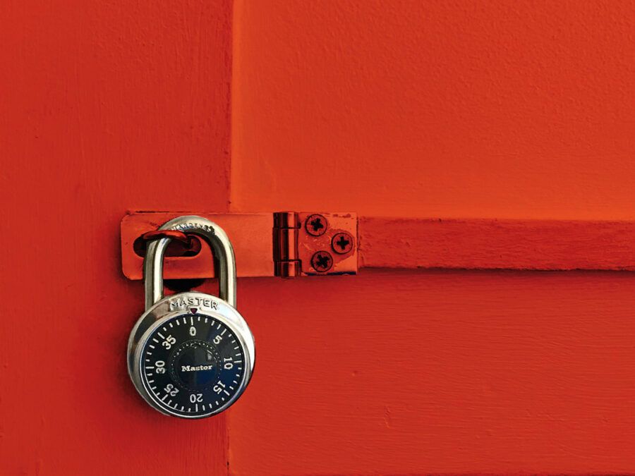 Un lucchetto su una particolare di una porta rossa