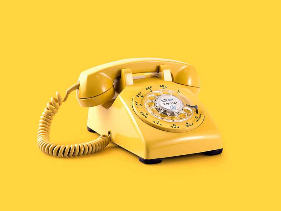 Un telefono giallo su sfondo giallo